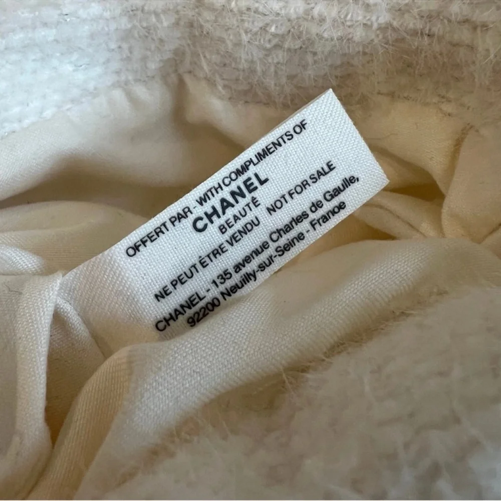 Chanel Beauté Soft Knit
Snow Metallic Mini Tote! - Picture 7 of 12